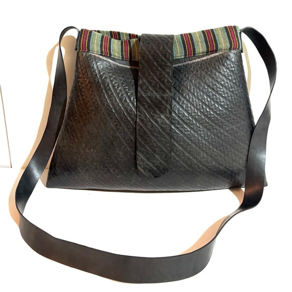 Recycle tire  crossbody handbag - Picture 3 of 5